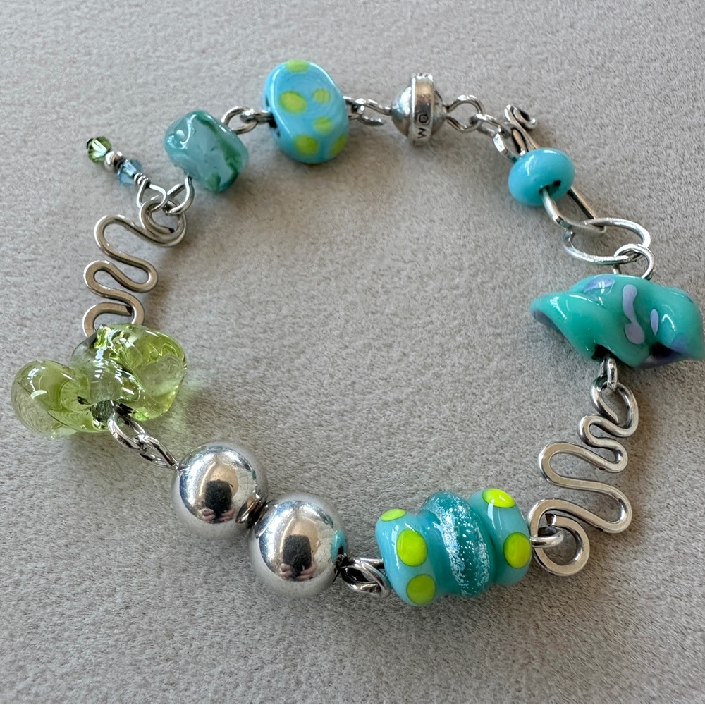 Artisan-made sterling silver and glass bead charm bracelet - Picture 3 of 11